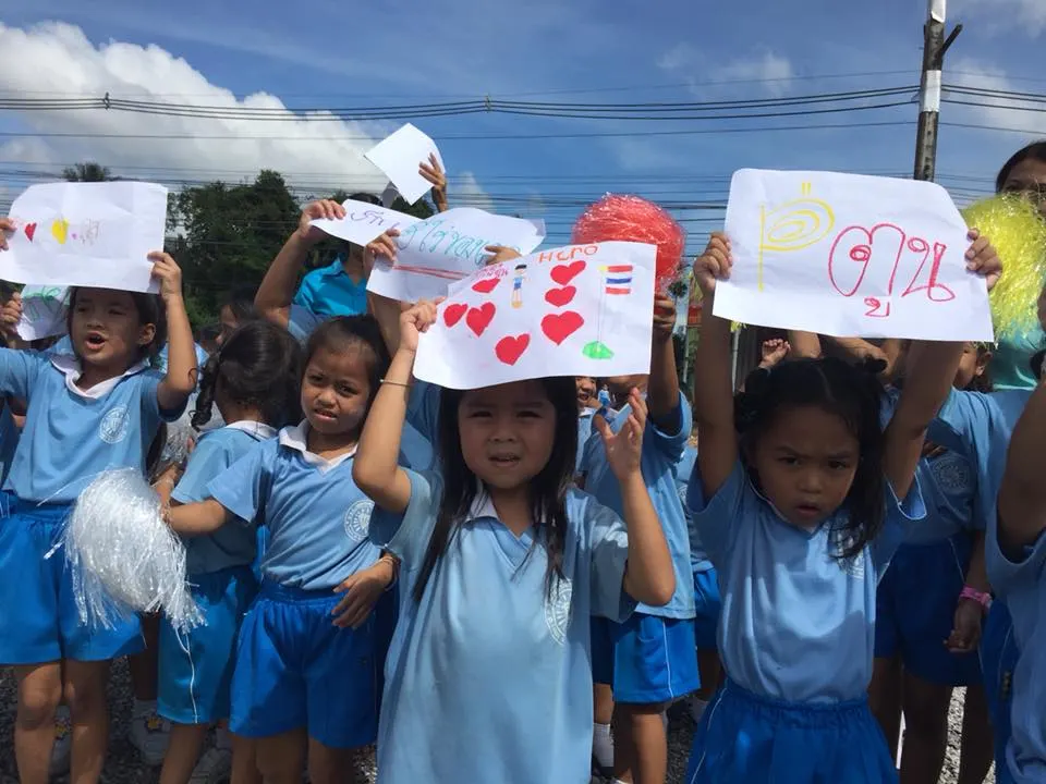 ในภาพอาจจะมี 4 คน, สถานที่กลางแจ้ง