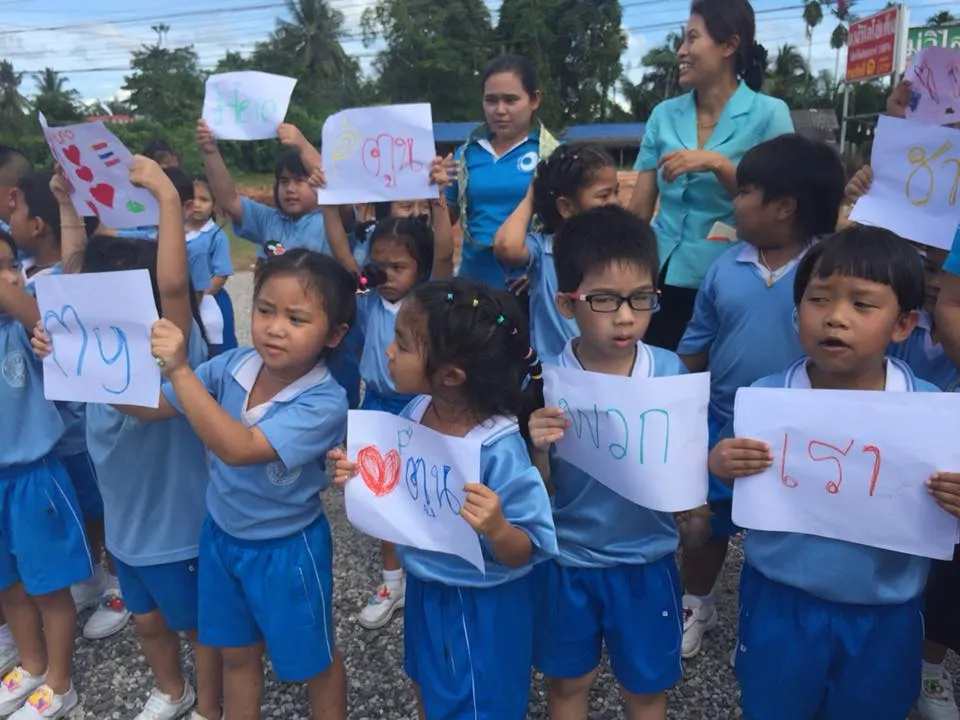 ในภาพอาจจะมี 7 คน, คนที่ยิ้ม, เด็ก, ฝูงชน และ สถานที่กลางแจ้ง