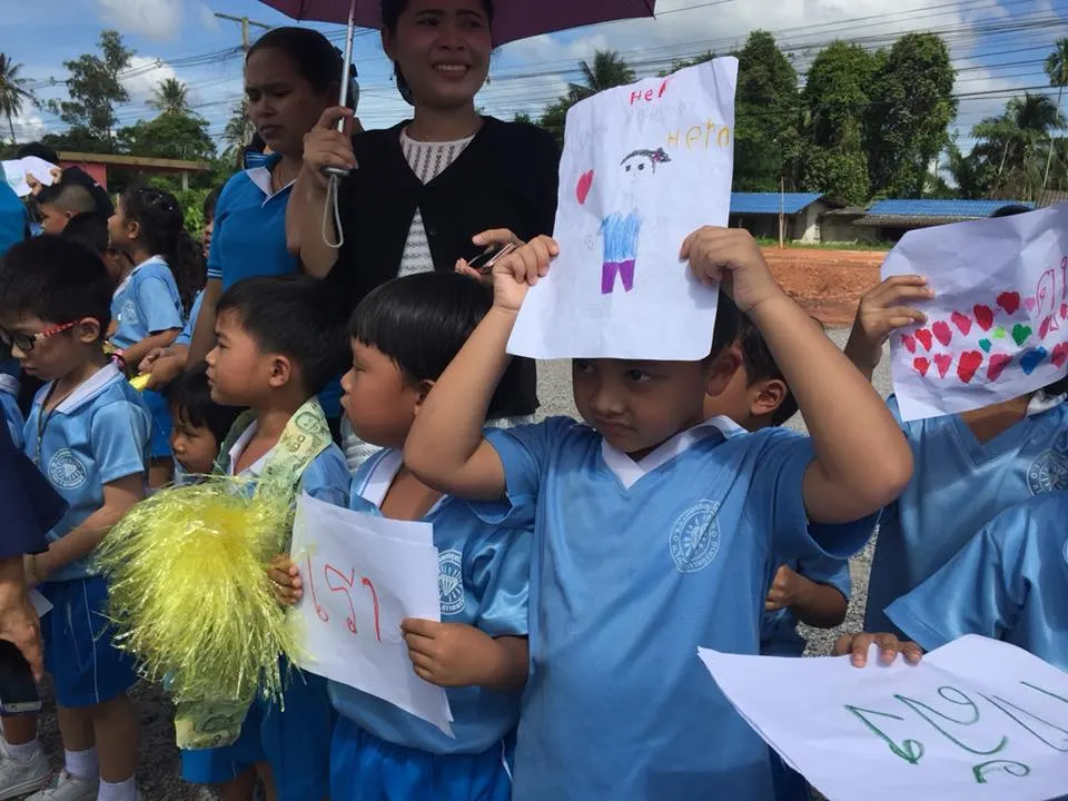 ในภาพอาจจะมี 7 คน, คนที่ยิ้ม, เด็ก และ สถานที่กลางแจ้ง