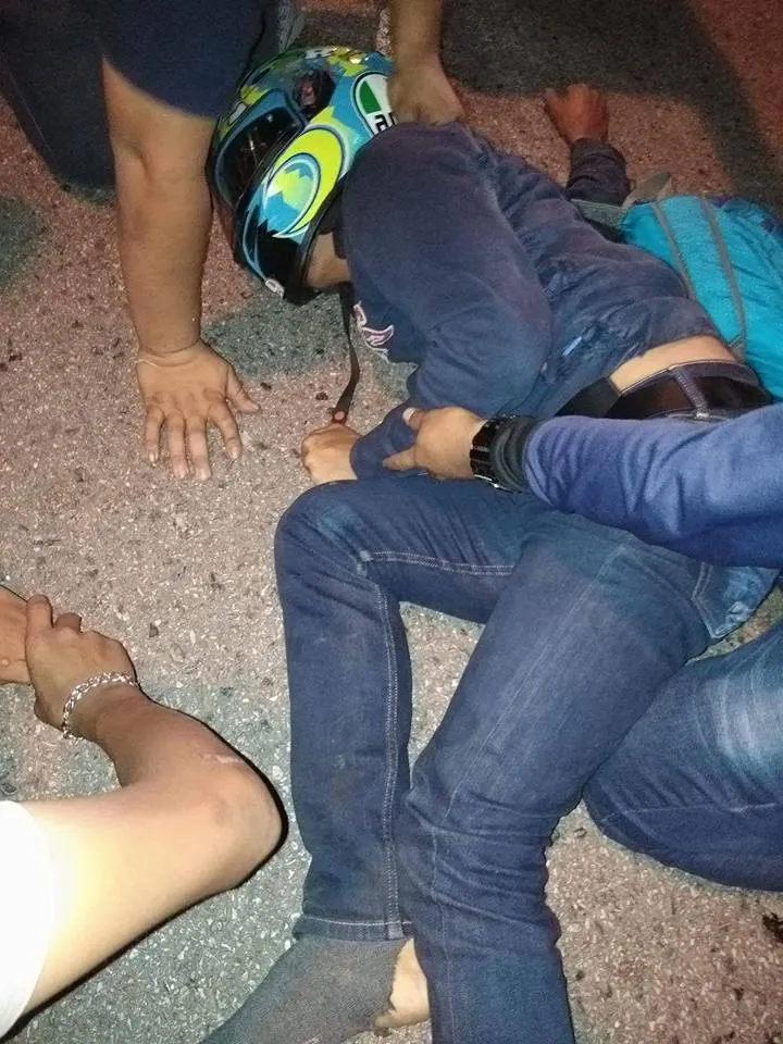 ในภาพอาจจะมี หนึ่งคนขึ้นไป, ผู้คนกำลังนั่ง และ รองเท้า