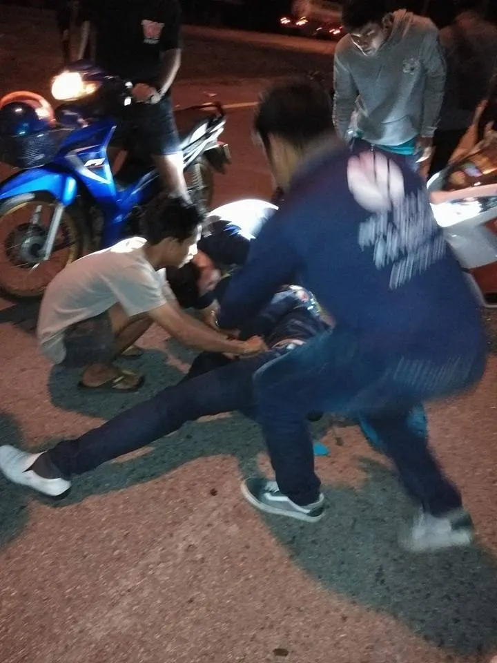 ในภาพอาจจะมี หนึ่งคนขึ้นไป, ผู้คนกำลังนั่ง และ รองเท้า