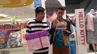 ว่าที่คู่รักเกย์เน็ตไอดอล สายหวาน เซอร์ไพรส์วันเกิดกลางห้าง ที่กำลังโด่งดังพลุเเตกในตอนนี้