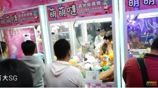คีบไม่ได้แต่ก็เร้าใจ!! ไต้หวันผุดไอเดีย จ้างสาวสวยใส่บิกินี่นั่งในตู้คีบตุ้กตา