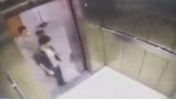 อุทาหรณ์!! สาวจีนมัวแต่เล่นมือถือ สะดุดล้มลิฟท์ลากขาขาด!!