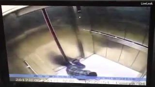 สุดสยอง! สาวเข้าลิฟต์ แต่เกิดขัดข้อง สะดุดล้ม ประตูหนีบขาขาด