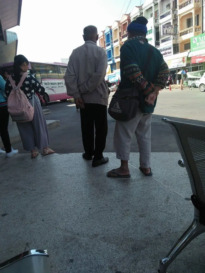 ในภาพอาจจะมี หนึ่งคนขึ้นไป, ผู้คนกำลังยืน, รองเท้า และ สถานที่กลางแจ้ง