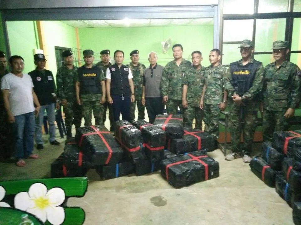 ในภาพอาจจะมี 7 คน, ผู้คนกำลังยืน