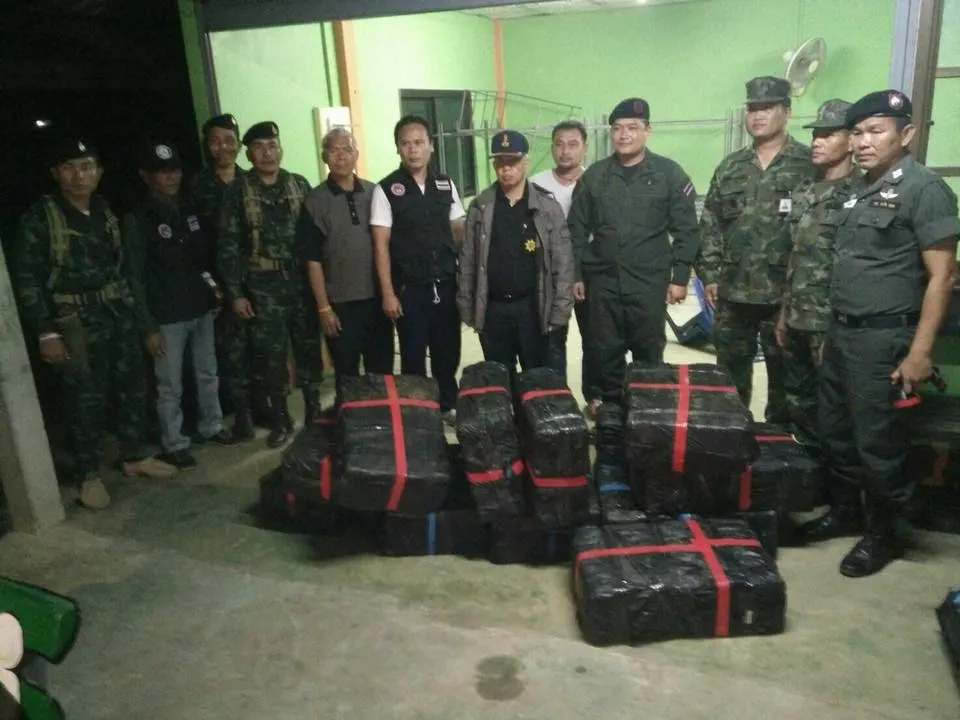 ในภาพอาจจะมี 7 คน, ผู้คนกำลังยืน