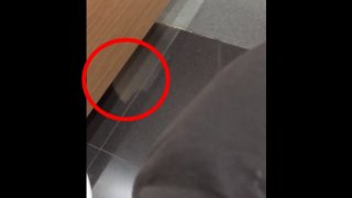 หื่นรายวัน!! แอบมองอยู่นะจ๊ะ! นศ.หนุ่มเข้าห้องน้ำห้าง จ๊ะเอ๋หนุ่มปริศนาชะโงกมองพร้อมช่วยตัวเอง