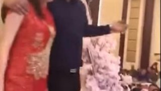 สุดช็อก !! พ่อเจ้าบ่าวเมาหนัก ใช้กำลังจูบเจ้าสาวกลางเวที