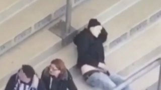 สงสัยเกมไม่สนุก...หนุ่มเสื้อดำ ควักเจ้าโลกออกมา "ช่วยตัวเอง" ระหว่างดูบอลบนอัฒจรรย์