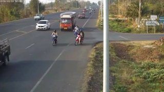 พุ่งออกมาไม่ดู‼️ จยย.ชนจยย.นักเรียน ม.3 ล้ม จนรถทับเสียชีวิต