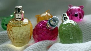 7 เคล็ดลับ ฉีดน้ำหอมอย่างไร ให้กลิ่นติดทนนานตลอดวัน