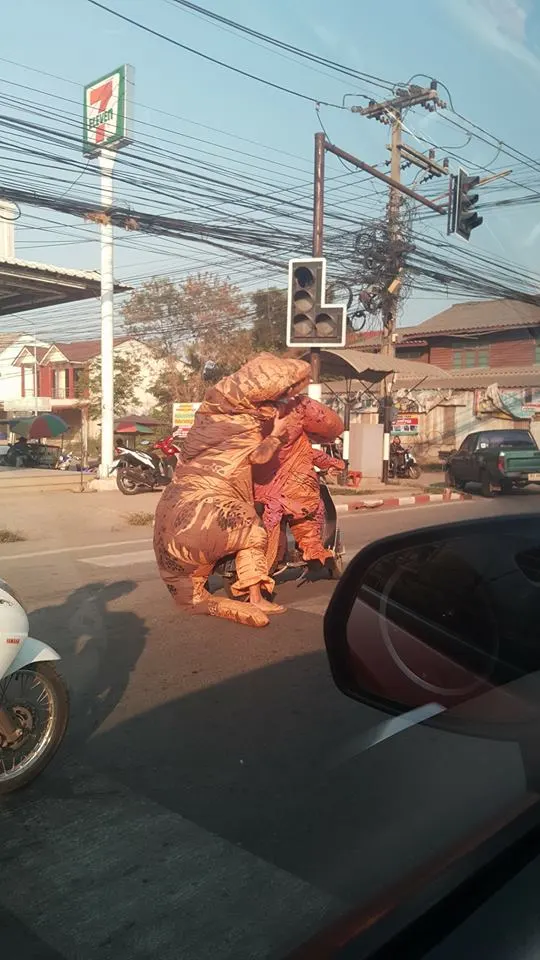 ในภาพอาจจะมี หนึ่งคนขึ้นไป, ผู้คนกำลังยืน และ สถานที่กลางแจ้ง