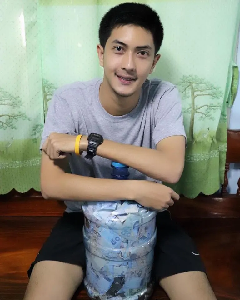 ในภาพอาจจะมี 1 คน, กำลังยิ้ม, สถานที่ในร่ม