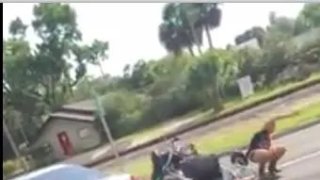 ขยี้เดือดกลางถนน !! เก๋งตีนผี เคือง "ชอปเปอร์" คันข้างๆ ชนไม่ยั้งเหยียบเละ