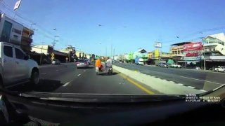 จยย.พ่วงวิ่งเลนขวา เพิ่งกลับรถมา รถยนต์เปลี่ยนเลนมาด้วยความเร็วสูง เบรคไม่ทัน ชนพระที่นั่งมากับจยย.กระเด็น!