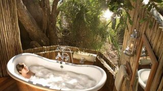 เย้ยฟ้าท้าดิน กับการอาบน้ำกลางแจ้ง