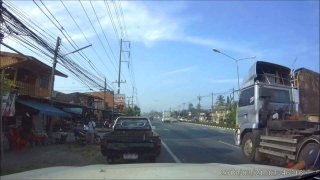 เสี้ยวความตาย!!! นาทีเตือนอุทาหรณ์ มอเตอร์ไซด์ขับเข้าใกล้รถใหญ่ โดนเฉี่ยวล้มกลางถนน เกือบหัวเบะ!!!&nbsp;