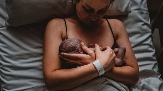 ใจสลายหัวอกแม่!! เมื่อลูกไม่มีโอกาศลืมตาดูโลก แม่จึงถ่ายทอดนาทีสุดเศร้า เบ่งร่างไร้วิญญาณของลูกทั้งน้ำตา