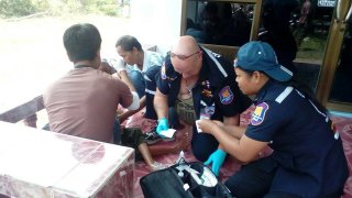 ไล่ทุบวุ่น!! หมูป่าบุกกัดคุณยายถึงในบ้าน ชาวบ้านหวั่นติดเชื้อพิษสุนัขบ้า