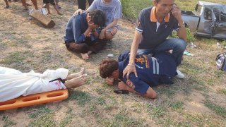 สะเทือนใจ! กู้ภัยช่วยกระบะพลิกคว่ำ ผงะ! พบผู้ตายกลายเป็นศพพ่อตัวเอง ร่ำไห้เข่าทรุดลงกับพื้น