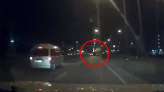 คลิประทึก! รถยนต์ชนกลุ่มเด็กแว๊นซ์ที่กำลังจะพากันมาปิดถนน ด้านพ่อแม่ลั่นลูกแค่กำลังจะขี่รถกลับบ้าน