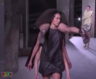 แฟชั่นสุดแปลก แบกคนเดิน แคทวอล์ค แนวใหม่....