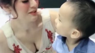 (คลิป) อิจฉาเด็กไปเต็มๆ! เมื่อ เฟี๊ยต ปณิชา พริตตี้ มอเตอร์โชว์ 2018 สุดสวยให้เด็กน้อยทำแบบนี้