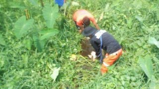 ชาวบ้านพบศพจมน้ำ คอขาด จนท.กู้ภัยเข้าไปเก็บศพถึงกับผงะ..