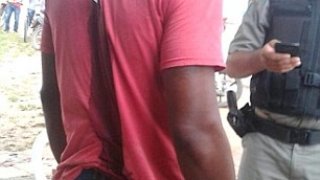 หนุ่มบราซิลโดนมีดปักกลางหลัง ยืนคุยชิลหันหลังทีเดียวเพื่อนถึงกับวงแตก เจ้าตัวบอก "งงไม่รู้มีดมาจากไหน?!!"