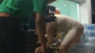 ฮาไม่ออก! สาวสองจับเป้าพนง.หนุ่ม ร้านต้นสังกัดไม่ยอม!