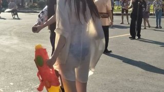 เหมาะไหม? สาวนุ่งซีทรูเล่นสงกรานต์ ยิ่งเปียกยิ่งเห็นชัด