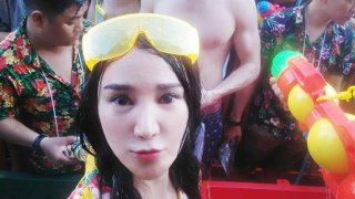 ดูสิ ชุดเล่นสงกรานต์ของ เปิ้ล ไอริณ