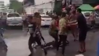 สงกรานต์เลือดอีก!! จับนมแฟนตู?? คุมตัวโจ๋รุมกระทืบ ข้้อหาร่วมกันทำร้ายผู้อื่นจนได้รับบาดเจ็บสาหัส เหตุโมโหแฟนถูกจับนม