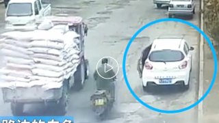 ประมาทเกินไป!เก๋งเปิดประตูชนมอเตอร์ไซค์ กระเด็นเข้าใต้ล้อรถบรรทุกทับดับสลด