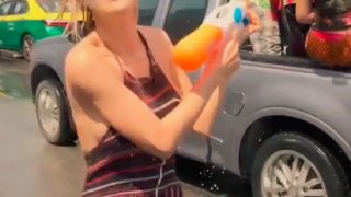 ชาวเน็ตตาถลน ดีเจโซดามาเล่นน้ำสงกรานต์ ใส่ชุดหวิวทะลักแทบครึ่งเต้า