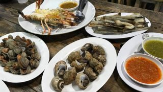 ร้านนี้จัดว่าเด็ด! เด็กเสิร์ฟออกมาเต้นฟาดงูให้ดู...แซ่บบ!