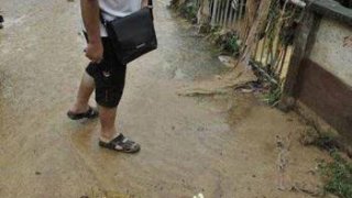 เมื่อน้ำท่วมกรุงเทพฯ มันเลยกลายเป็นภาพสุดฮา ที่เห็นแล้วอดขำไม่ได้