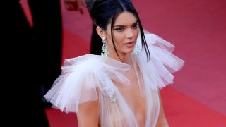 ฉาวสะเทือนพรมแดง!!! "นางแบบสาวชื่อดัง" ไม่แคร์สื่อฉีกกฎใส่ซีทรูโนบรา จุกโผล่อร่าม โชว์ท่อนล่างวาบหวิว!!!