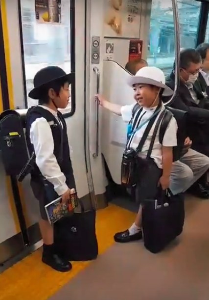 น่ารักมาก "เด็กญี่ปุ่น" ยังอ่านหนังสือ(การ์ตูน)กันอยู่ ในขณะที่เด็กไทยเล่นมือถือกันทั่วบ้านทั่วเมือง