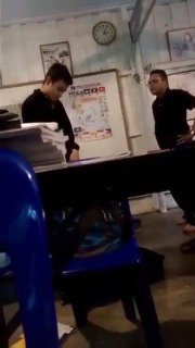 ครูสุดโหด!? กระโดดถีบ! ฟันศอก รัวหมัดใส่นักเรียน..ราวกับกระสอบทราย นักเรียรไม่โต้ตอบสักแอะ!