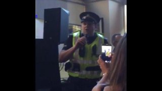 ตำรวจเข้าระงับเหตุทะเลาะกันในบาร์เกย์ ด้วยเพลง &lsquo;I WILL SURVIVE&rsquo; ของ GLORIA GAYNOR