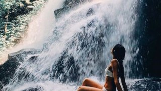 จัดว่าเด็ด! โฟร์ ศกลรัตน์ นุ่งบิกินนี่ เล่นน้ำตกเย็นฉ่ำที่บาหลี