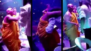 แฉฉาว! โซเชียลพากันแชร์ ชายแต่งตัวคล้าย &ldquo;พระ&rdquo; อยู่ในสถานที่บันเทิง พร้อมกำลังนัวเนีย หญิงสาว