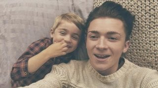 ยูทูบเบอร์เปิดตัวว่าเป็นเกย์กับน้องชายวัย 5 ขวบ เป็นเรื่องที่หวานซึ้งที่สุด