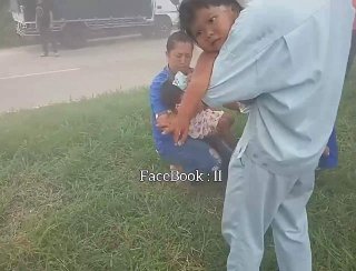 วินาทีระทึก! เด็กเกือบโดนไฟไหม้ย่างสด พลเมืองดีเข้าช่วยทัน