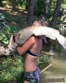 ทำได้ไงเนี่ย ไม่ต้องตกเบ็ดก็เสียวได้ ตัวใหญ่แท้ครับพี่น้อง