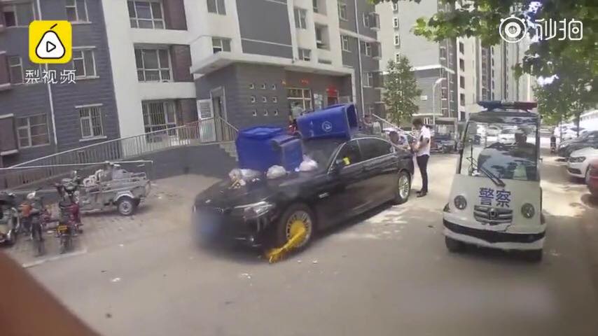 รถหรู BMW จอดไม่เป็นที่ เจอโดนทุ่มด้วยถังขยะ ทุบกระจกร้าว!