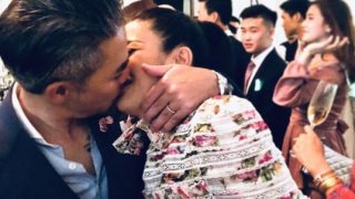 หวานหนักมาก &ldquo;เอมมี่ มรกต&rdquo; โดน สามีโชว์จูบกลางงานแต่ง